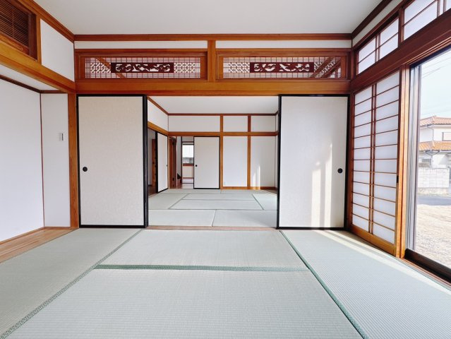 【中古戸建】桐生市新里町1期の和室|■1階和室｜「続き間の和室」は子育て世代にこそ適しています。お子様のお昼寝スペースや、洗濯物をたたむのに便利です。客間やリビングの延長としても使えます。