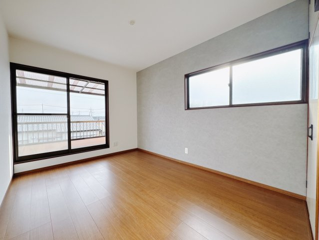 【中古戸建】桐生市新里町1期の洋室|■2階洋室｜お子様の一人部屋にピッタリな洋室。木のぬくもりを感じるフローリングは、天然木の味わいが時とともに深みを増していきます。また、傷にも強く、フリーワックスでお手入れもラクラクです♪