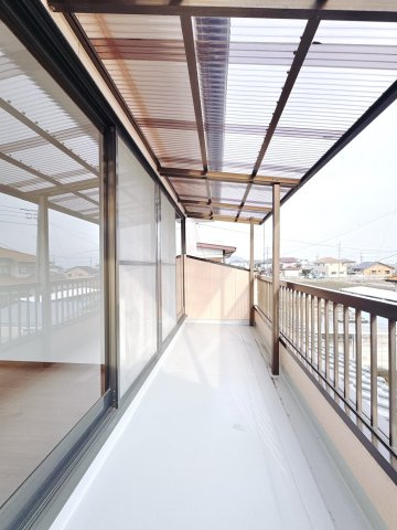 【中古戸建】桐生市新里町1期のバルコニー|■バルコニー｜お布団がたくさん干せますね♪バルコニーから入る日差しは暖かく、爽快な朝の目覚めを促してくれます♪洗濯物やお布団を干して太陽の香りを吸い込んだお布団で夜はおやすみください。