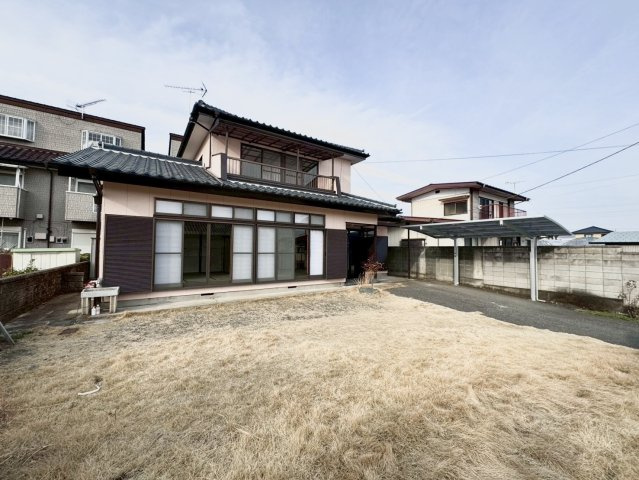 【中古戸建】桐生市新里町1期の外観|■外観｜南側のお庭なので暗くなりがちな夕方も明るい印象にしてくれます♪道路から離れたお庭なのでお子様が外で遊ぶ際も安心です♪
