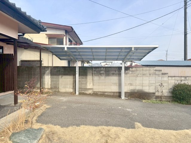 【中古戸建】桐生市新里町1期の駐車場|■駐車スペース｜カーポート付なので鳥の糞や雹などから愛車をまもりことができます♪