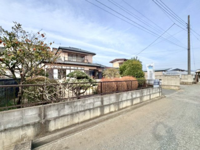 【中古戸建】桐生市新里町1期の外観|■外観｜前面道路が広く見渡しが良いので、車の安全確認もばっちり！