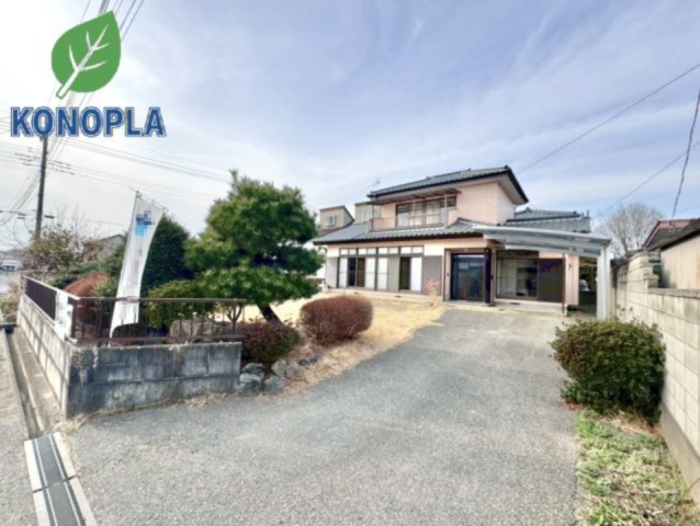 【中古戸建】桐生市新里町1期の外観|■外観｜広々とした駐車スペースで楽々駐車可能！お買い物後もスムーズにお荷物を運べます♪