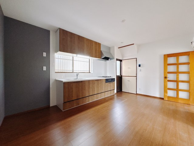 【中古戸建】桐生市新里町1期のキッチン|■ダイニングキッチン｜キッチンの部屋が独立している為、お料理時の油の臭いや煙などが隣接するお部屋に充満しにくい造りとなっています♪