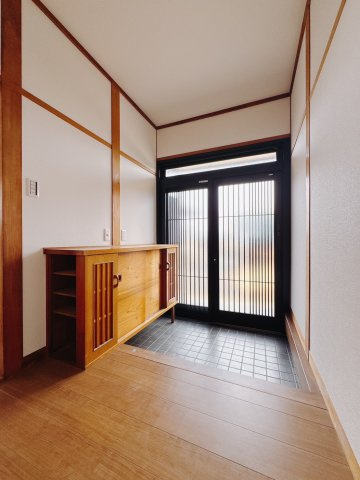【中古戸建】桐生市新里町1期の玄関|■玄関｜毎日の「いってらっしゃい」や「お帰りなさい」を大切なご家族と過ごす玄関は〈使いやすさ〉を追求しております。玄関横の物入は急な来客時でもさっとお片付けできるスペースを確保しています。