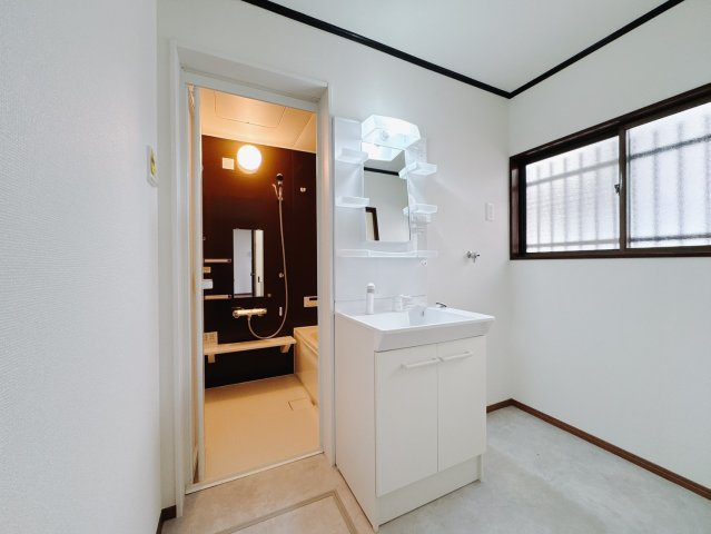 【中古戸建】桐生市新里町1期の洗面所|■洗面室｜洗濯機を置いてもゆとりある広さの洗面脱衣室です♪三面鏡の洗面化粧台なので身支度もしやすくおしゃれが好きな方にも嬉しい設計です♪窓があるので換気の際も楽ちんです♪