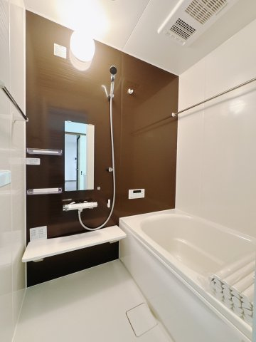【中古戸建】桐生市新里町1期の浴室|■浴室｜足を伸ばしてゆったりと入浴ができるバスルームです♪備え付けの棚には家族一人一人のシャンプーを分けて置くことができます♪バスルームをいつもすっきりと使えますね♪