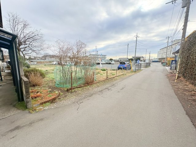 狭山市青柳　建築条件なし売地　「新狭山駅」徒歩14分　敷地159坪　の前面道路含む現地写真