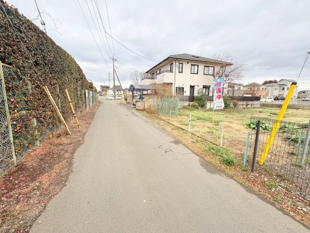 狭山市青柳　建築条件なし売地　「新狭山駅」徒歩14分　敷地159坪　の前面道路含む現地写真