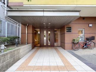 【エントランス】 | オートロックを備えた、マンションのエントランス。やはりセキュリティの観点は欠かすことができません。皆様を“安全”に送り出し、出迎えてくれます。～即日のご見学可能～　お問合せはお気軽にどうぞ。