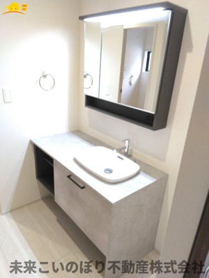 【独立洗面台】 | LiveleGarden.S第3久喜鷲宮 | 毎朝の身支度を整えるのに便利な三面鏡洗面台。メイクやヘアセット時に左右のバランスを同時に確認できるので大変便利♪鏡を開けば収納スペースになっているのでスッキリとお使いいただけます♪