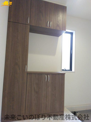 【玄関】 | LiveleGarden.S第3久喜鷲宮 | 内側から見た玄関はとても開放感があり、気持ちよくお出かけができます。
収納もしっかりあるので家族の靴をきちんと片づけておけます。