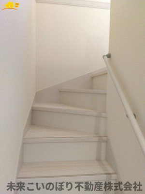 【内装】 | LiveleGarden.S第3久喜鷲宮 | 階段スペースには手すりがついており安心です