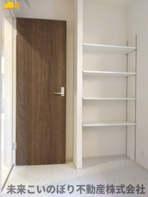 【脱衣所】 | LiveleGarden.S第3久喜鷲宮 | 洗面脱衣室には窓があり空気の入れ替えが出来カビの防止対策できますよ。