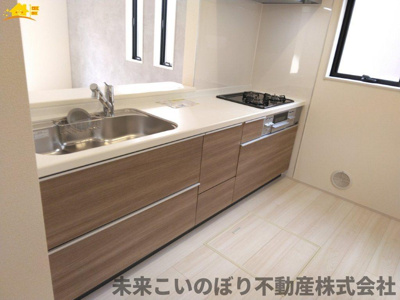 【キッチン】 | LiveleGarden.S第3久喜鷲宮 | 対面キッチンならつくりたてのお料理をすぐに食卓へ♪配膳しながら調理ができるので調理スペースを広く使用でき、作業効率も上がります♪