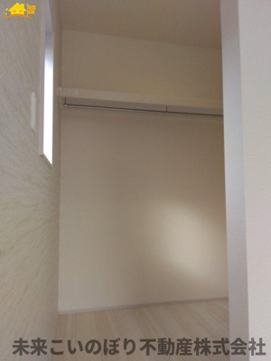 【収納】 | LiveleGarden.S第3久喜鷲宮 | たくさん収納可能なウォークインクローゼットがあるので、収納家具を置かずにお部屋がスッキリ！