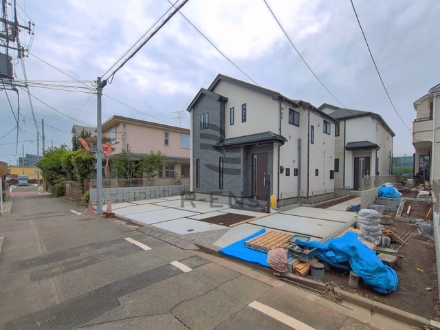 【前面道路含む現地写真】 | 西東京市東町１丁目　新築戸建て　B号棟 | 落ち着いた低層住宅街の一角、穏やかな暮らしを育むエリアです
