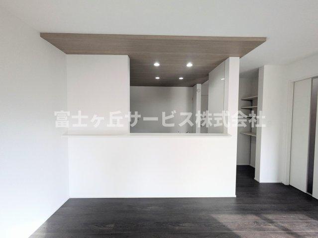 【キッチン】 | 袋井市旭町 新築一戸建て 2号棟 | 前から見たキッチンです