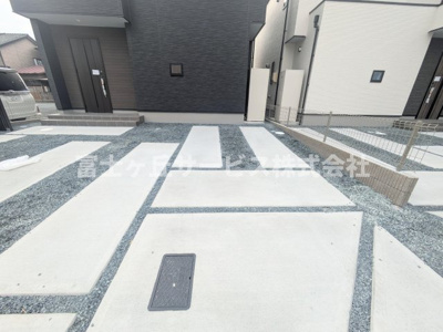 【駐車場】 | 袋井市旭町 新築一戸建て 2号棟 | ３台駐車可能です
