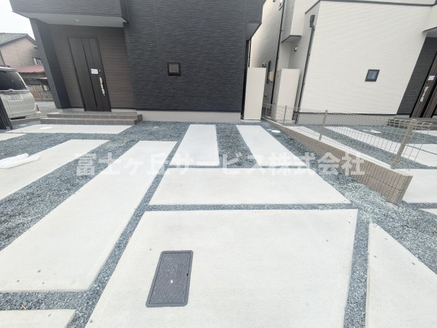 【駐車場】 | 袋井市旭町 新築一戸建て 2号棟 | ３台駐車可能です