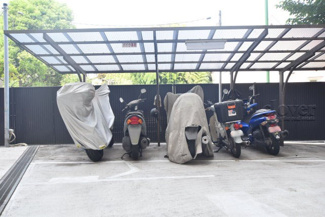 【駐車場】 | バイク置き場。空き区画の有無や駐輪料金、サイズおよび排気量規定などについては、改めてお問い合わせください。～即日のご見学可能～　お問合せはお気軽にどうぞ。
