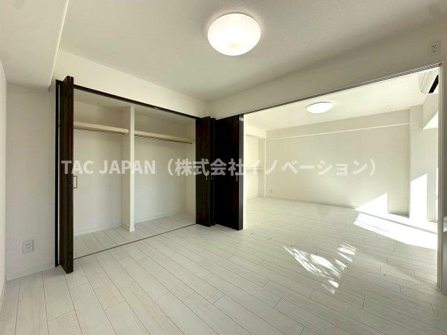 グリーンパーク王子のその他|バルコニーから心地よい良い日差しがふんだんに注ぐリビング横の洋室（約6.2帖）。仕切りを開放すれば広々としたLDK（約21.7帖）としてもお使いいただけます。