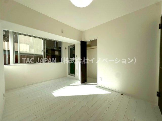 グリーンパーク王子の洋室|壁一面に広がった大きな窓から心地よい日差しが注ぐ洋室（約6.0帖）。セカンドバルコニーの使い方はお客様しだい。