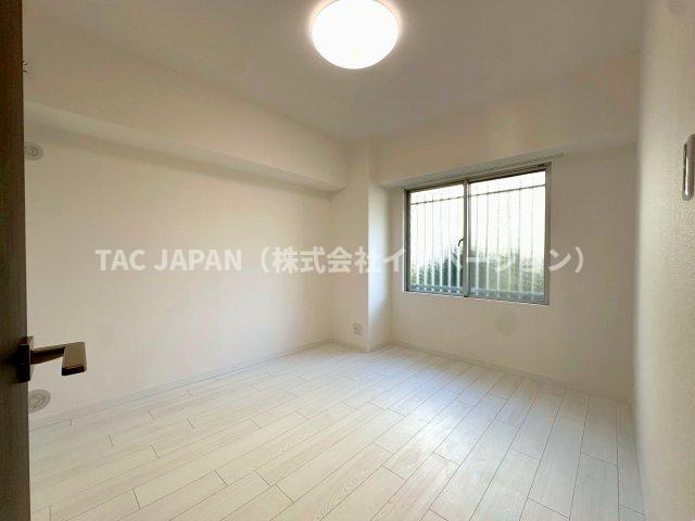 グリーンパーク王子の洋室|形が綺麗で使いやすい約5.4帖の洋室。全てのお部屋にクローゼットを備えていますので広さを問わず快適にお過ごしいただけます。