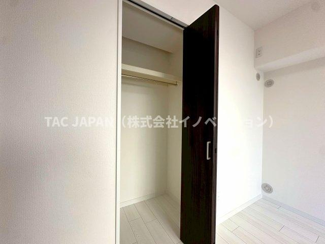 グリーンパーク王子の収納|形が綺麗で使いやすい約5.4帖の洋室。全てのお部屋にクローゼットを備えていますので広さを問わず快適にお過ごしいただけます。