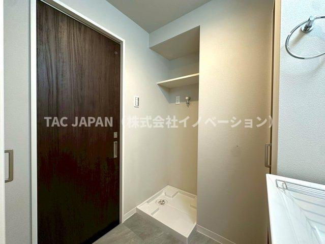 グリーンパーク王子の洗面所|大型の洗濯機を置いても余裕が感じられる脱衣スペースにはお洒落な洗面ユニットを設置。着替えやタオル、洗剤の買い置きなどリネン庫の使い方はお客様しだいです。