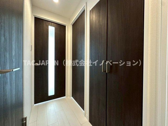 グリーンパーク王子の玄関|日頃からスッキリ使いたい玄関スペースには天井まで届く鏡付きの大型シューズボックスと廊下収納を完備。明るく清潔感ある上質な玄関を創造しています。