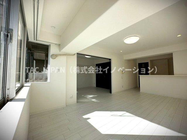 グリーンパーク王子の居間・リビング|【フルリノベーション】
キッチンやお風呂などの水まわり設備機器をはじめ、壁や天井・床なども新品交換済！安心のアフター保証付きリノベーション施工。