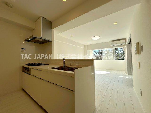 グリーンパーク王子の居間・リビング|【フルリノベーション】
キッチンやお風呂などの水まわり設備機器をはじめ、壁や天井・床なども新品交換済！安心のアフター保証付きリノベーション施工。