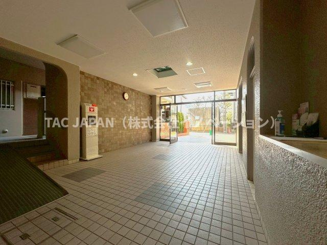 グリーンパーク王子のエントランス|管理状態の良さが伺える清潔感あるエントランス。都心の生活に欠かせない宅配ロッカーや防犯カメラなども整っています。