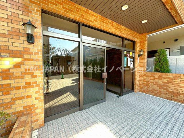 グリーンパーク王子のエントランス|管理状態の良さが伺える清潔感あるエントランス。都心の生活に欠かせない宅配ロッカーや防犯カメラなども整っています。