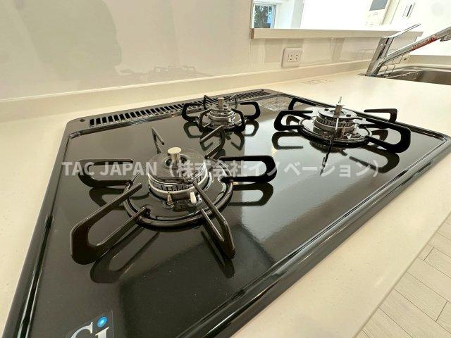 グリーンパーク王子のキッチン|【3口コンロ】
焼物を作りながら炒め物や煮込みも同時に調理！お調理の幅が広がる3口コンロ。