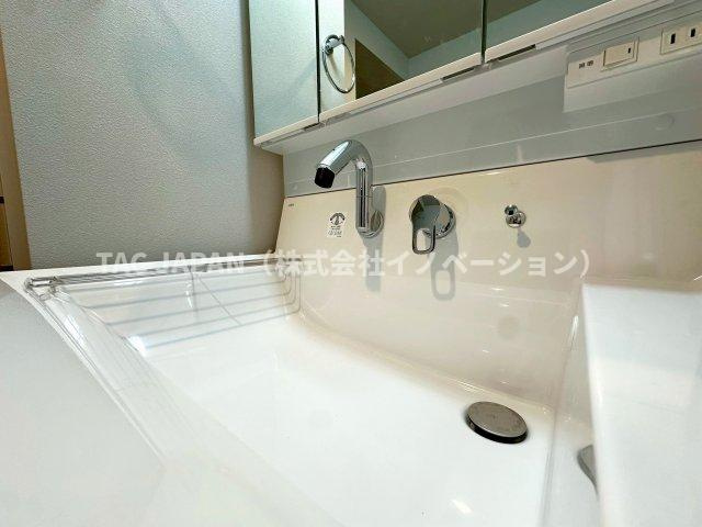 グリーンパーク王子の洗面所|【清潔感ある洗面ユニット】
つなぎ目が無くお手入れ楽々シームレス洗面ユニット。