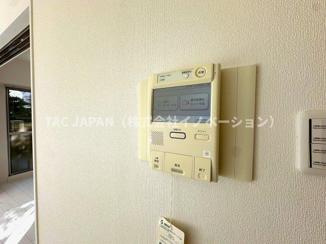 グリーンパーク王子の防犯設備|【モニターホン】
来訪者をリビングから確認できエモニターホンは現代防犯の要ですね。