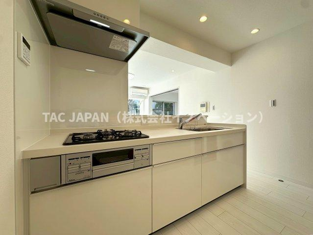 グリーンパーク王子のキッチン|お料理の合間でも会話が尽きない対面カウンターキッチン。場所をとらず水質をワンタッチで切換え可能な浄水シャワー栓やお料理の幅が広がる3口コンロを完備。