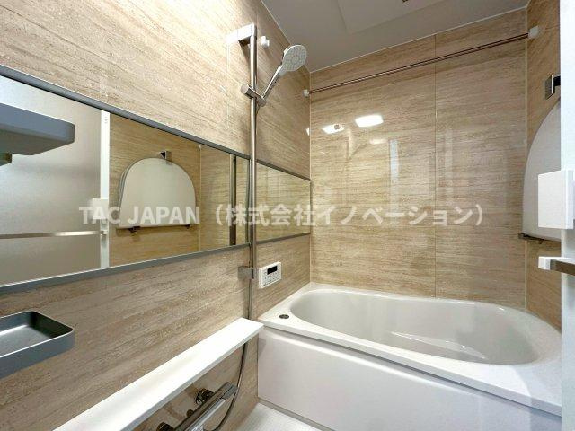 グリーンパーク王子の浴室|ワンタッチでお湯張りや追炊ができるオートバスと足を伸ばせる浴槽で24時間いつでも快適にリフレッシュできる新品浴室。雨のお洗濯や日頃のメンテナンスなどに役立つ浴室換気乾燥機もしっかり完備しています。