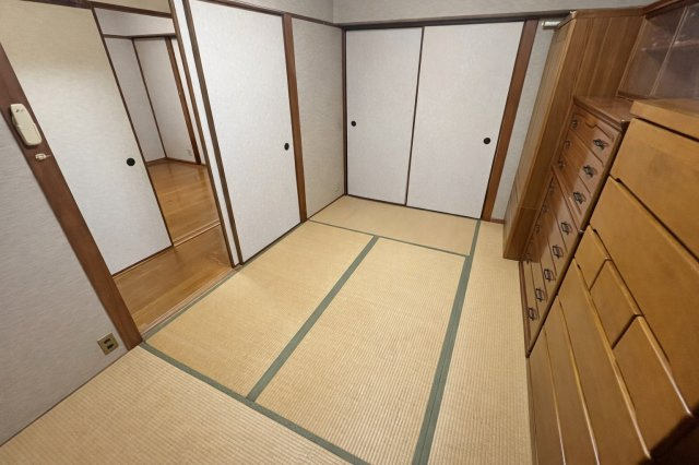 メガロコープ茨木の和室|【和室6帖】落ち着きある和室は、畳の香りに包まれたくつろぎ空間。昼寝や趣味、客間としても使え、家族みんなが心地よく過ごせます。（写真は家具を消したイメージ画像）