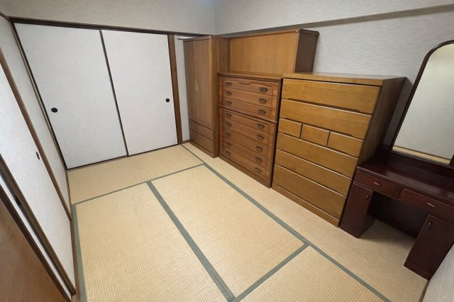 メガロコープ茨木の和室|【和室6帖】和室は寝室や子ども遊びスペースにも最適。畳ならではの柔らかさで、安全・快適に暮らせる心落ち着く居室です（写真は家具を消したイメージ画像）