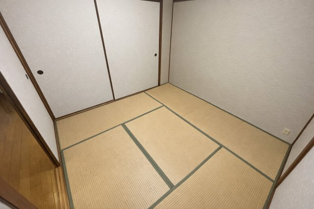 メガロコープ茨木の和室|【和室4.5帖】シンプルで落ち着いた和室は、収納や押入れも完備。家事や生活動線を邪魔せず、快適に暮らせる居心地の良い空間です。（写真は家具を消したイメージ画像）
