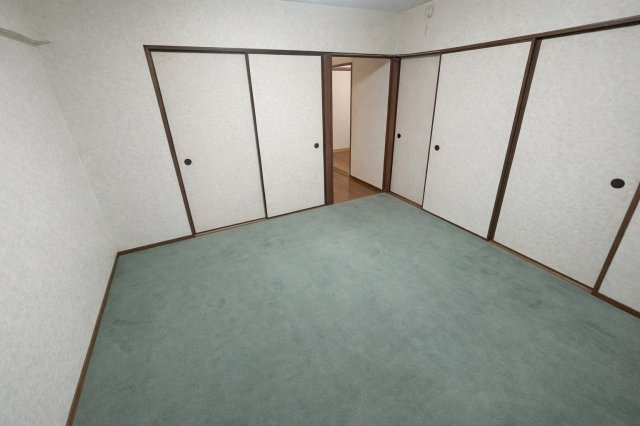 メガロコープ茨木の洋室|【洋室8帖】広さにゆとりある洋室は、寝室＋ワークスペースなど多目的な使い方が可能。家具配置の自由度も高く、快適に過ごせる空間です。（写真は家具を消したイメージ画像）