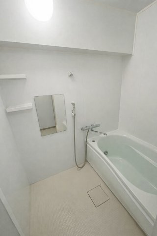 メガロコープ茨木の浴室|シンプルで整った浴室は、無理なく快適に使える設計。水回りを清潔に保ちやすく、日々の暮らしに寄り添う機能的な空間です。（写真は家具を消したイメージ画像）