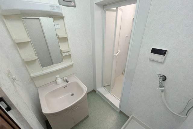 メガロコープ茨木の独立洗面台|無駄のないシンプルな洗面所。清潔感があり、どんな暮らしにも馴染む使い勝手の良い空間です。（写真は家具を消したイメージ画像）