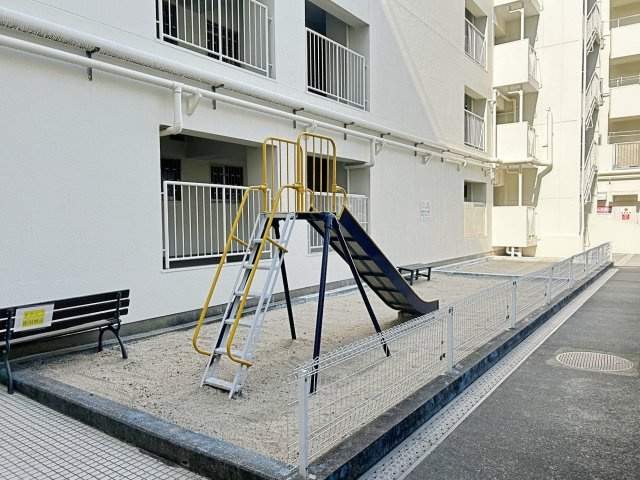 メガロコープ茨木のその他共用部分|敷地内公園付きで、日常のちょっとしたお散歩や外遊びもラクラク。子育て世帯に嬉しい住環境です。