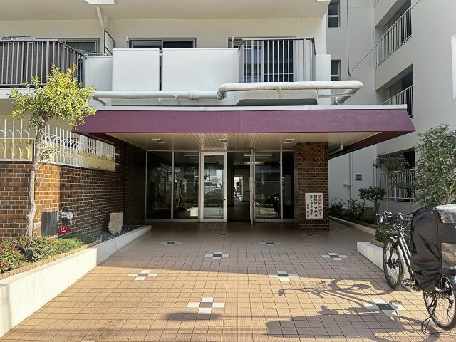 メガロコープ茨木の外観|物件のことはもちろん、教育施設・スーパー・商業施設・公園・公共機関といった周辺の住環境も車でご案内します。ぜひ現地で暮らしやすさなどイメージしてください！