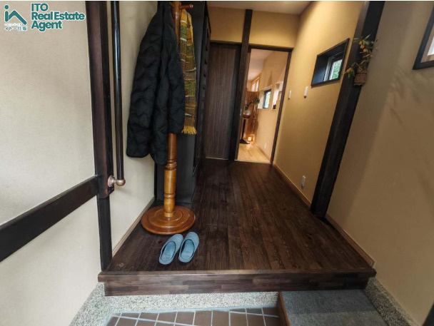 静市市原町 中古戸建の玄関