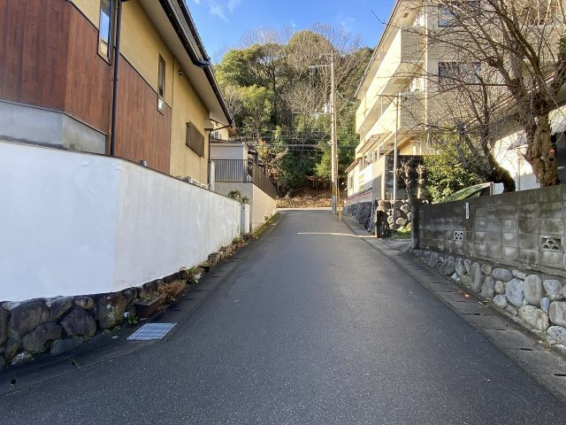 静市市原町 中古戸建の前面道路含む現地写真